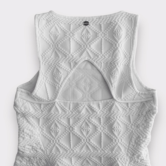Guess White Textured Sleeveless Peplum Top - Picture 4 of 5
